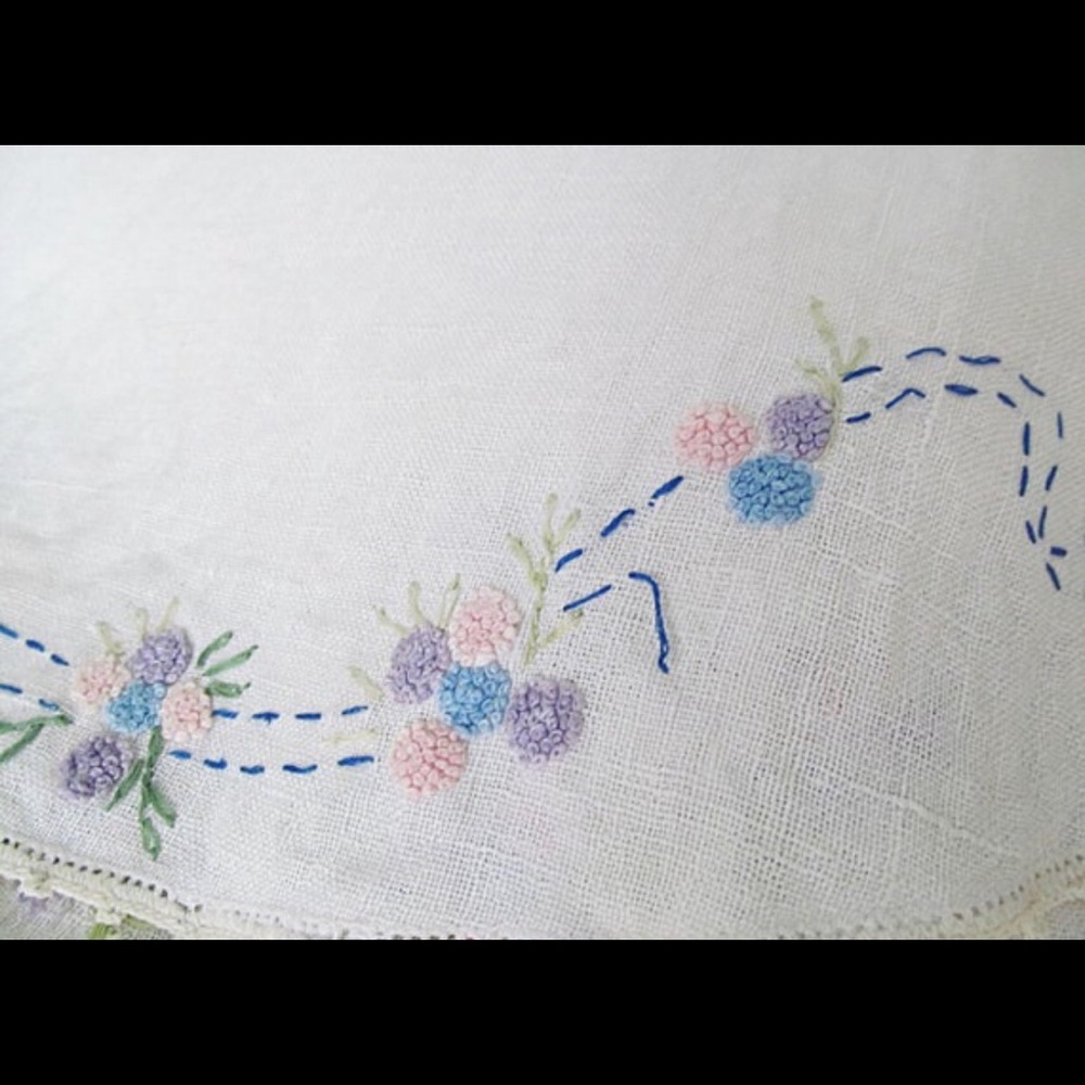 Vintage Embroidered Linen Pink Blue Oval Cottagecore Table Runner Dresser Scarf - Picture 2 of 3